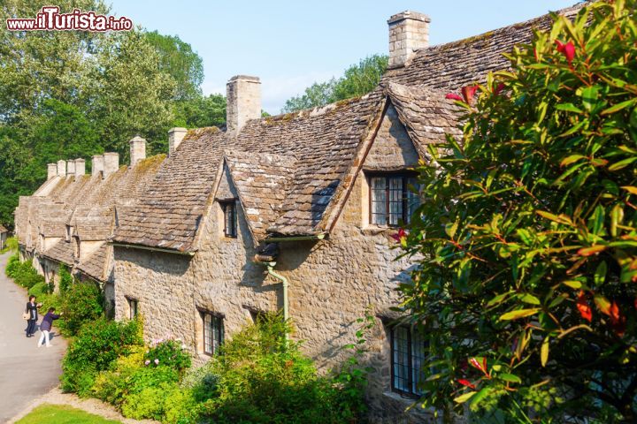 Immagine Cottages di Bibury, Inghilterra - Particolare delle ville rustiche tipiche dell'architettura anglosassone: costruite con mattoni a vista o con pietre, in origine erano abitazioni che accoglievano umili famiglie. Oggi sono invece edifici eleganti e ricercati  © Christian Mueller / Shutterstock.com
