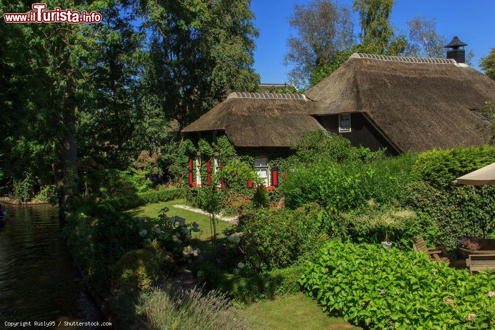 Immagine Cottages lungo il canale di Giethoorn, Paesi Bassi. Conosciuta come la Venezia d'Olanda, questa bella località turistica è nota per i ponti e i canali immersi nel verde del parco naturale De Wieden - © Rusly95 / Shutterstock.com