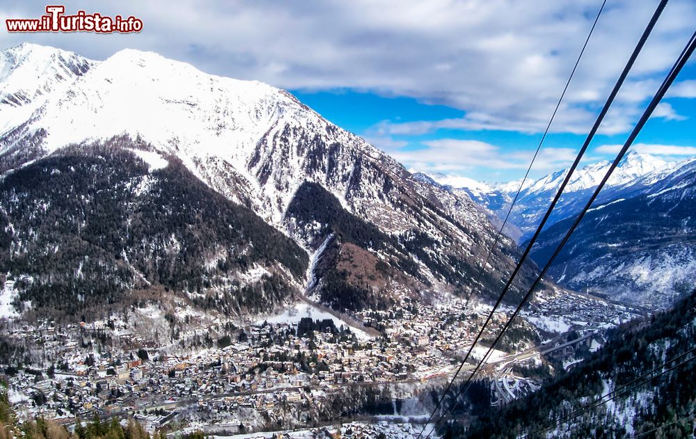 Immagine Courmayer in inverno vista dalla funivia che sale verso il Monte Bianco, in Valle d'Aosta