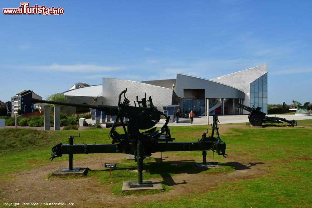 Immagine Courseulles-sur-Mer, Francia: il Centre Juno Beach con il D-Day Canadian Memorial. Questo centro rende omaggio a 45 mila canadesi che persero la vita in Normandia durante la Seconda Guerra Mondiale - © Pack-Shot / Shutterstock.com