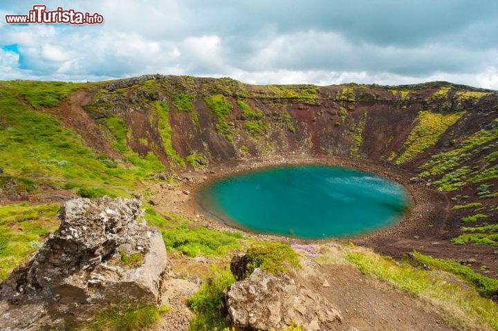 Immagine Il cratere Kerid, Islanda. Tappa imperdibile del Golden Circle, Kerid Crater Lake è uno dei laghi più fotografati d'Islanda. Poco profondo, fra i 7 e i 14 metri, si è formato all'interno di un cratere vulcanico come altri che si trovano nella stessa zona chiamata Grimses, ed è circondato da pareti di roccia vulcanica ricoperta da scarsa vegetazione. A rendere il cratere così spettacolare sono sia i colori delle sue acque che la conformazione simile ad un anfiteatro scelta spesso come luogo per ospitare spettacoli - © Filip Fuxa / Shutterstock.com