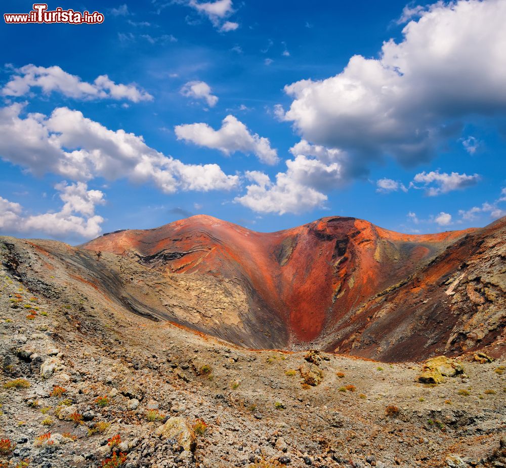 Immagine Il cratere del vulcano presso le cosidedtte Montañas de Fuego nel Parco Nazionale di Timanfaya (Lanzarote, Canarie).