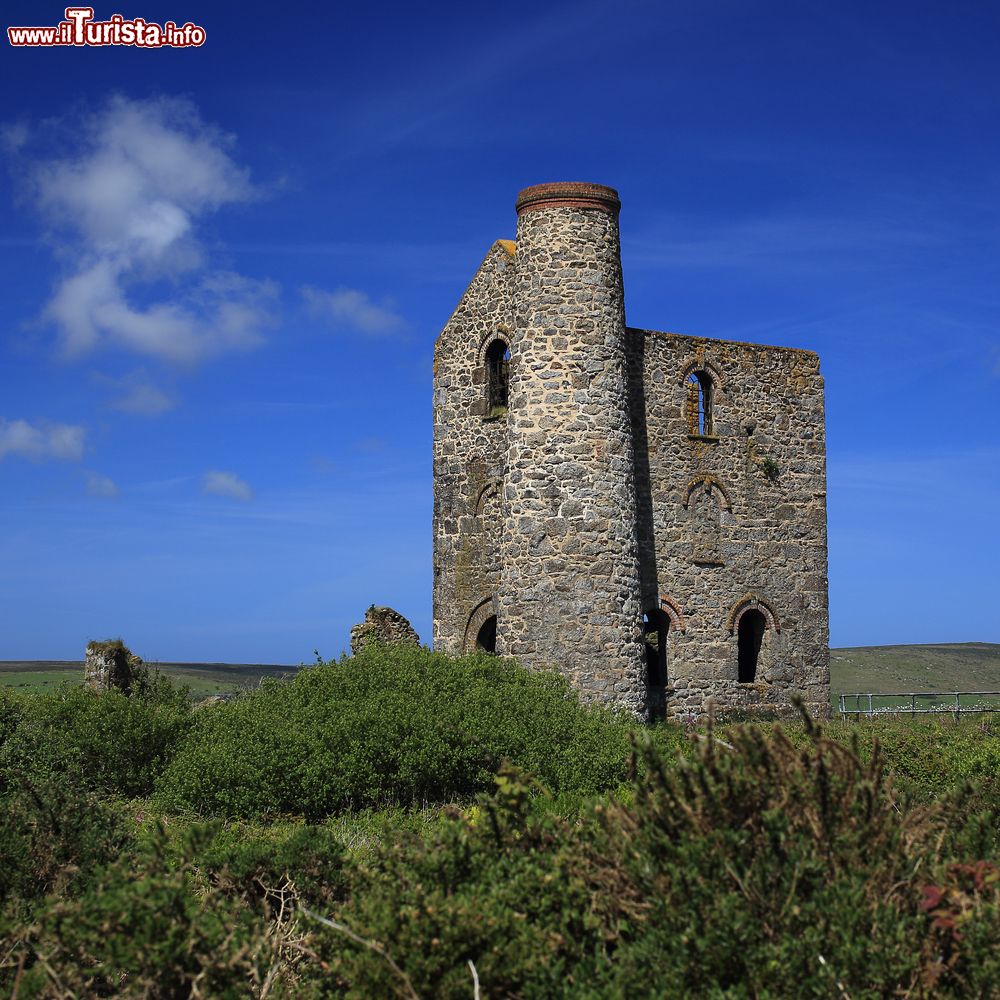 Immagine Cripplease Engine House nei pressi di St. Ives, Cornovaglia, Regno Unito. Questo edificio in pietra si trova nella parrocchia di Towednack.