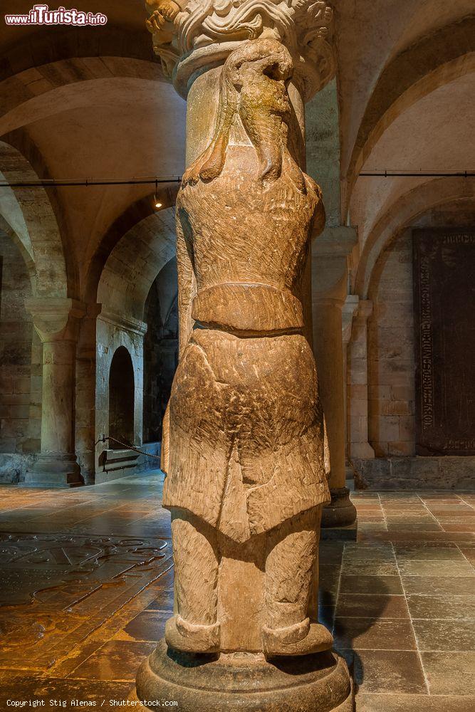 Immagine Cripta della cattedrale di Lund, Svezia: monumento in pietra di Giant Finn scolpito in una colonna - © Stig Alenas / Shutterstock.com