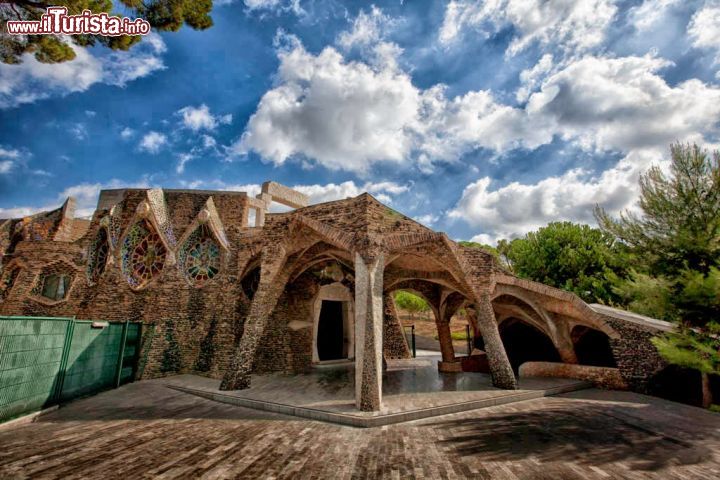 Immagine La cripta di Gaudì a Barcellona, Spagna. Opera incompleta dell'architetto spagnolo, la cripta della Colonia Guell venne edificata fra il 1908 e il 1915 come edificio religioso per i lavoratori della colonia che si trovava a Santa Coloma de Cervellò, nei pressi di Barcellona. Con la morte del suo ideatore, i lavori terminarono in anticipo e ne venne consacrata solo la cripta. Incendiata nel 1936 durante la guerra civile spagnola, fu restaurata alcuni anni più tardi e nel 1955 trasformata in parrocchia. Dal 2005 è patrimonio mondiale dell'Unesco - © Claudia Casadei / amarcordbarcellona.com