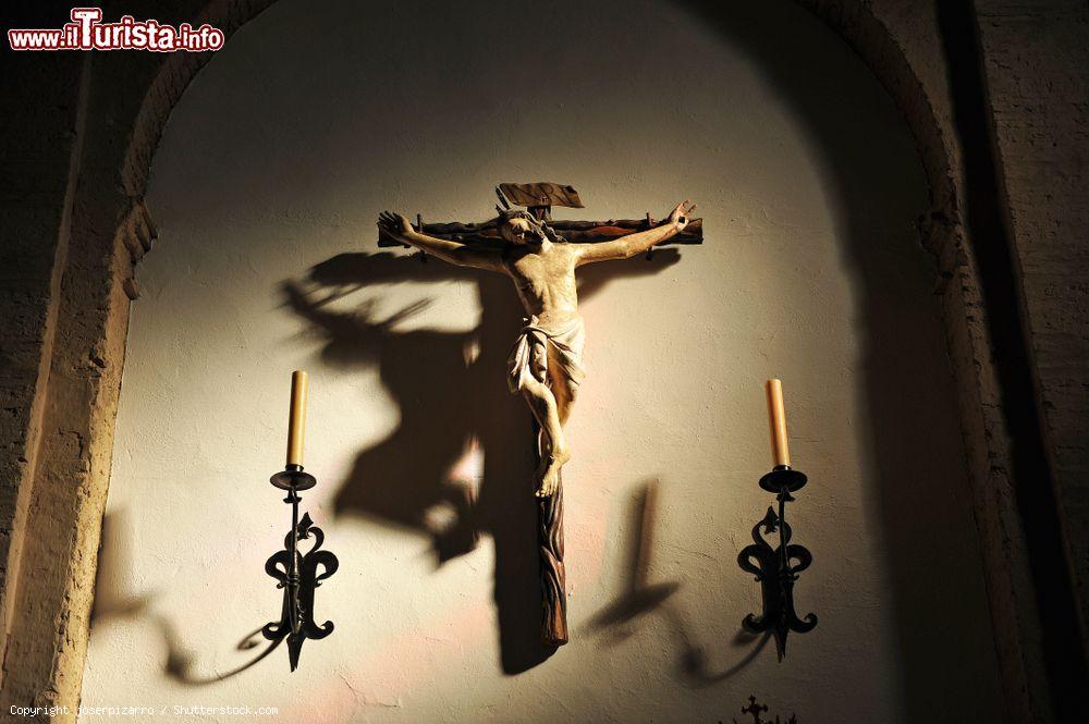 Immagine Cristo in Croce nella chiesa di San Bartolomeo a Carmona, Andalusia, Spagna - © joserpizarro / Shutterstock.com