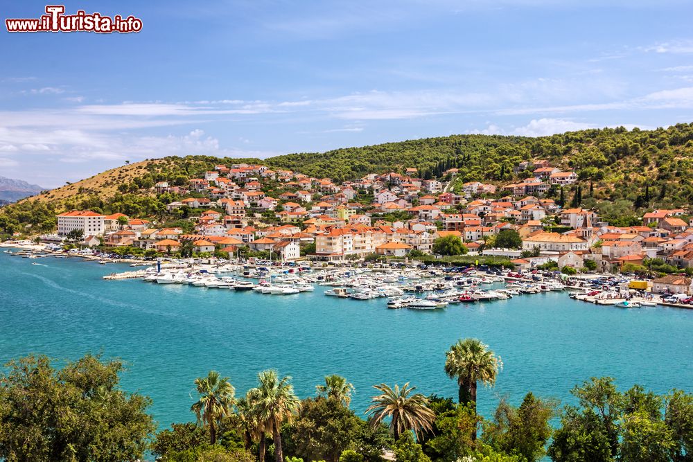 Immagine Croazia, cittadina di Trogir: una delle destinazioni più frequentate dai turisti. Il lungomare è un popolare luogo di ritrovo per cittadini e vacanzieri che si danno appuntamento qui per passeggiare, bere un drink e chiacchierare.