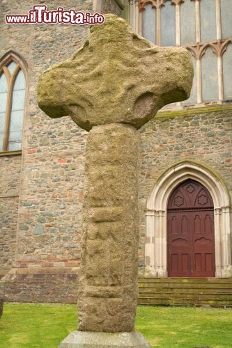 Immagine Croce celtica accanto alla tomba di San Patrizio a Downpatrick, Irlanda del Nord. E' realizzato in pietra questo antico simbolo della tradizione celtica collocato nei pressi della sepoltura del santo patrono d'Irlanda - © Jonny McCullagh / Shutterstock.com