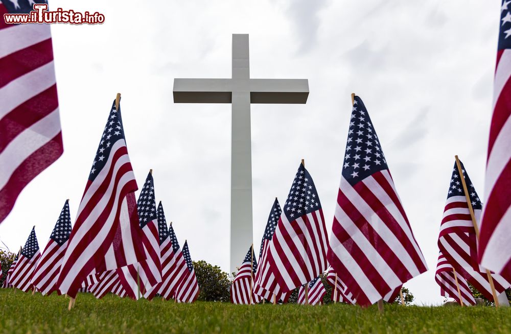 Immagine Croce con bandiere americane al Memorial Day di Houston, Texas, USA.