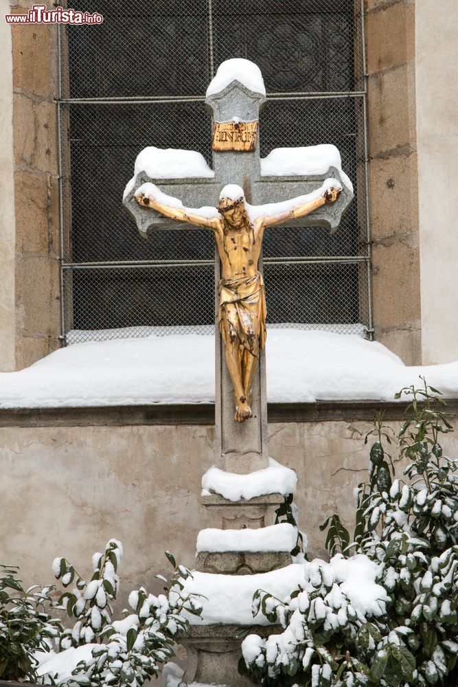 Immagine La croce con Gesù Cristo di fronte a una chiesetta di Telc, Repubblica Ceca. Il centro storico in cui si trova l'edificio religioso è patrimonio dell'umanità dell'Unesco.