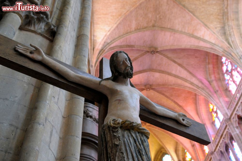 Immagine Croce con Gesù nella cattedrale di Nevers, Francia.