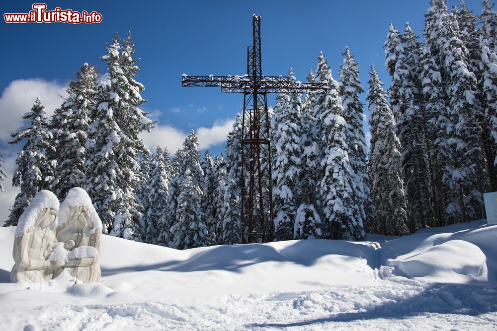 Immagine Croce di ferro sulla cima dei monti fra Radstadt e Altenmarkt nella Ski Amade region, Austria.