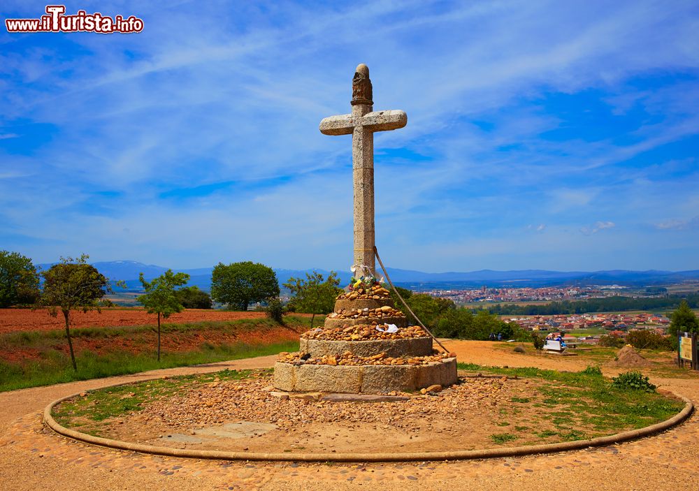 Immagine La croce di pietra di Santo Toribio nei pressi di Astorga, Spagna, sul Cammino di Santiago.
