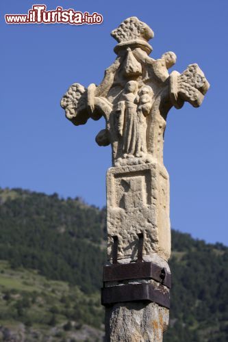 Immagine Croce di pietra vicino al Santuario di Nostra Signora di Meritxell, Andorra. Di epoca medievale, questa croce scolpita sorge nei pressi del luogo di culto intitolato alla santa patrona della nazione - © jorisvo / Shutterstock.com