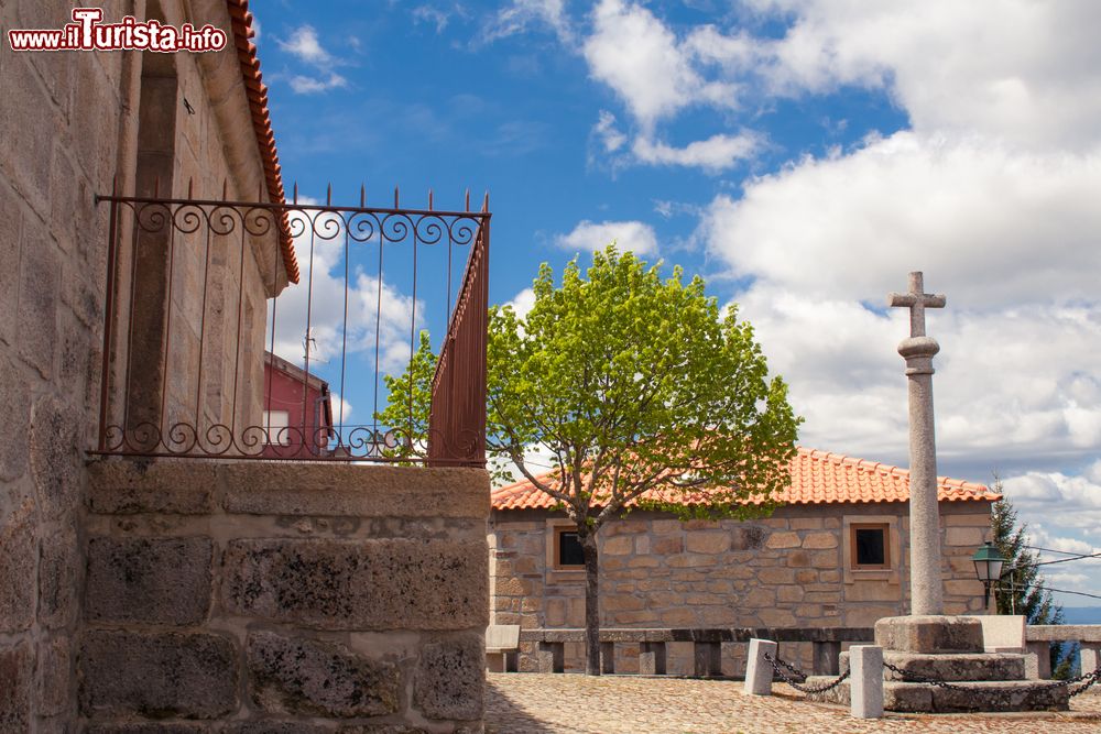 Immagine Croce in granito nella piazzetta del centro storico di Linhares da Beira, Portogallo.