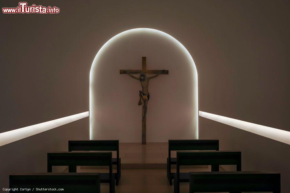 Immagine Croce in legno con Gesù nella cappella della chiesa di San Maurizio a Augusta, Germania - © Cortyn / Shutterstock.com