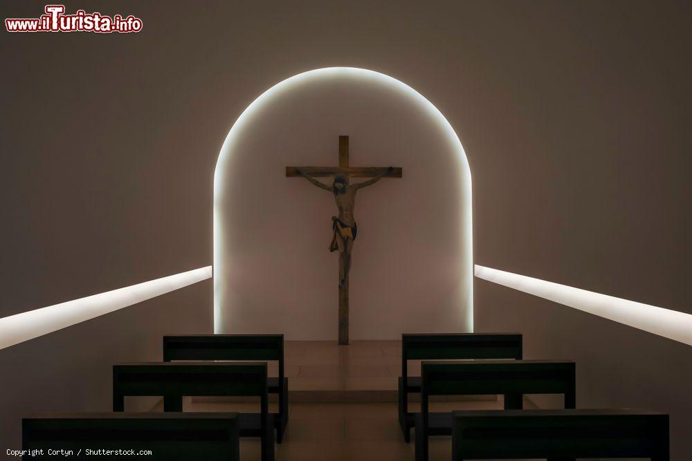 Immagine Croce in legno con Gesù nella cappella della chiesa di San Maurizio a Augusta, Germania - © Cortyn / Shutterstock.com