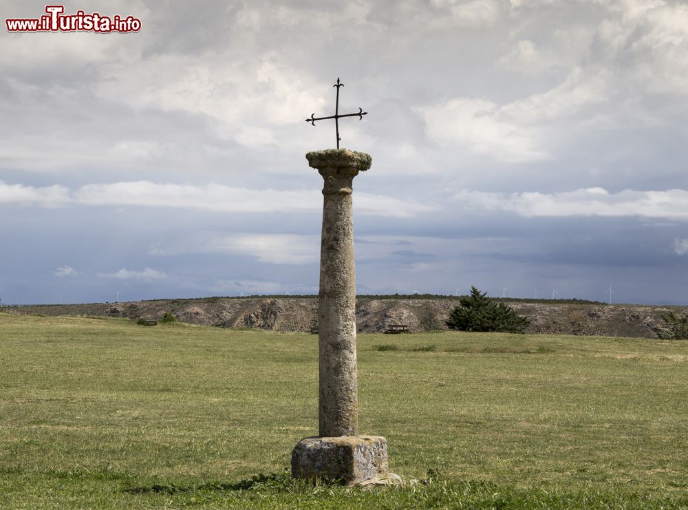 Immagine Croce su una colonna in pietra nelle campagne di Medinaceli, Soria, Spagna.