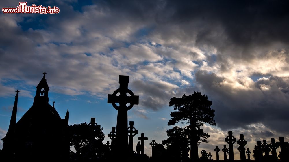 Immagine Croci celtiche nel cimitero cittadino di Galway fotografate al calar del sole, Repubblica d'Irlanda.