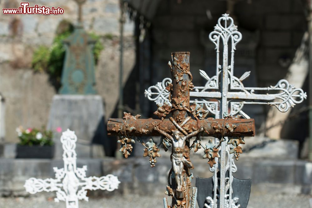 Immagine Croci in ferro decorate al cimitero di Cauterets, Francia.