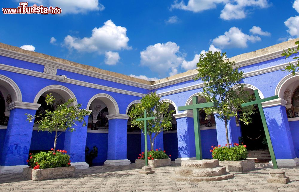 Immagine Croci in un cortile di Santa Catalina fotografate sotto un cielo blu intenso a Arequipa, Perù.