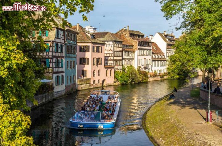 Immagine Una crociera fluviale lungo un canale nel centro di Strasburgo, in Francia - © Leonid Andronov / Shutterstock.com