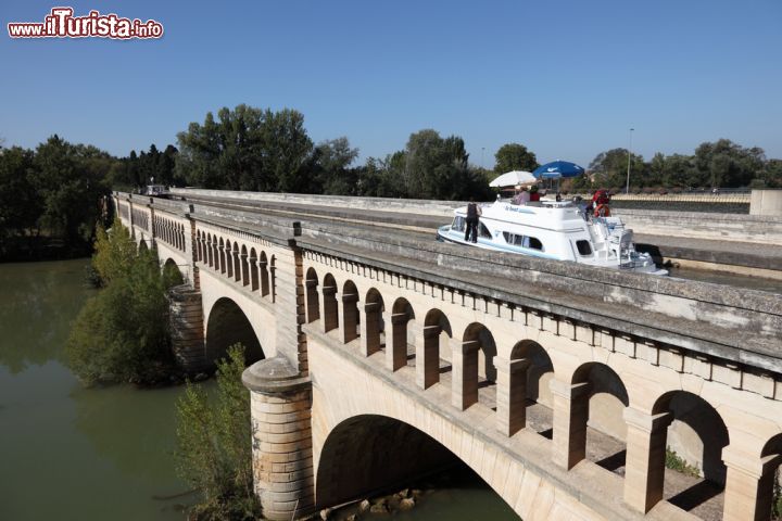 Immagine Una crociera fluviale sul Canal du Midi a Beziers, Francia - © 214508701 / Shutterstock.com