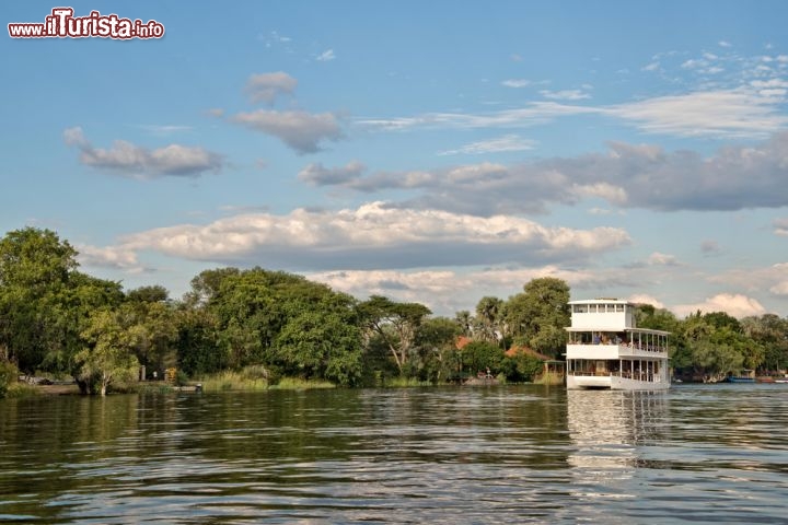 Immagine Crociera sul fiume Zambesi, Zambia. Con i suoi 2.574 chilometri, lo Zambesi è il quarto fiume più lungo d'Africa e il più grande fra quelli che sfociano nell'Oceano Indiano. Per i turisti vengono organizzate crociere e mini tour lungo questo fiume per scoprirne le bellezze naturali: si possono osservare ippopotami, coccodrilli, varani, aironi, pellicani e numerose specie di pesci.