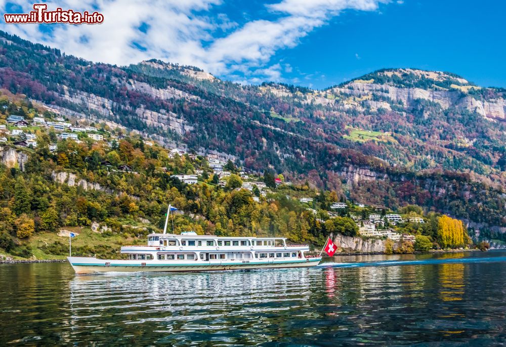 Immagine Crociera sul lago di Lucerna, Vitznau, Svizzera. Popolare destinazione turistica per svizzeri e stranieri, questo lago dalla forma piuttosto contorta è il quarto per dimensioni del paese.