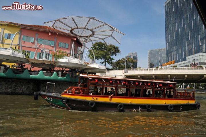 Immagine Crociera sul Singapore River costeggiando edifici e grattacieli che si affacciano sul principale corso d'acqua della città che scorre dall'area centrale sino all'Oceano Pacifico. Lungo solo 11 chilometri, la sua bocca viene utilizzata anche come porto. Fra il 1977 e il 1987, il fiume è stato ripulito in diverse occasioni a causa di gravi problemi di inquinamento - © Sonja Vietto Ramus