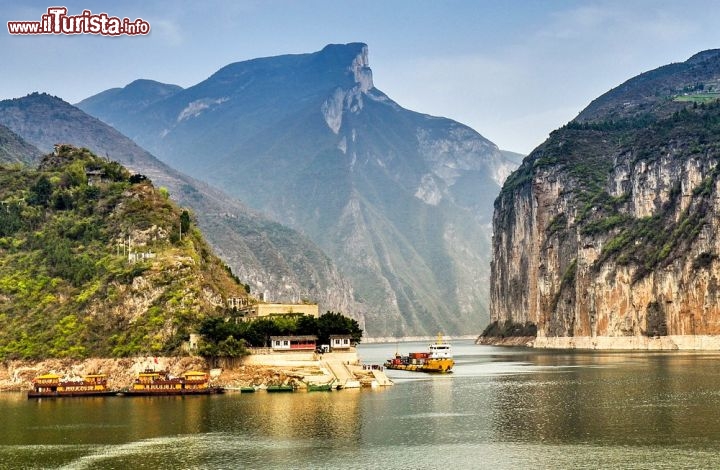 Immagine Crociere in Cina: la Qutang Gorge nei pressi di Baidicheng, Chongqing, lungo il percorso del fiume Yangtze - © jejim / Shutterstock.com