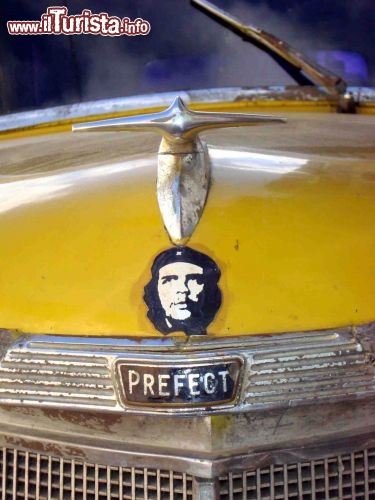 Immagine Un'auto americana con l'immagine di Che Guevara sul cofano. Siamo a L'Avana, Cuba - Foto di Giulio Badini