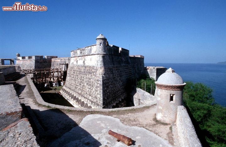 Immagine L'imponente fortezza del Castillo del Morro a Santiago de Cuba - Foto di Giulio Badini