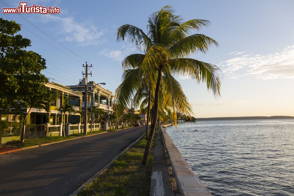 Immagine Cuba, Cienfuegos: il Malecòn, lo splendido lungomare della città caraibica affacciato sulla Bahìa de Cienfuegos.