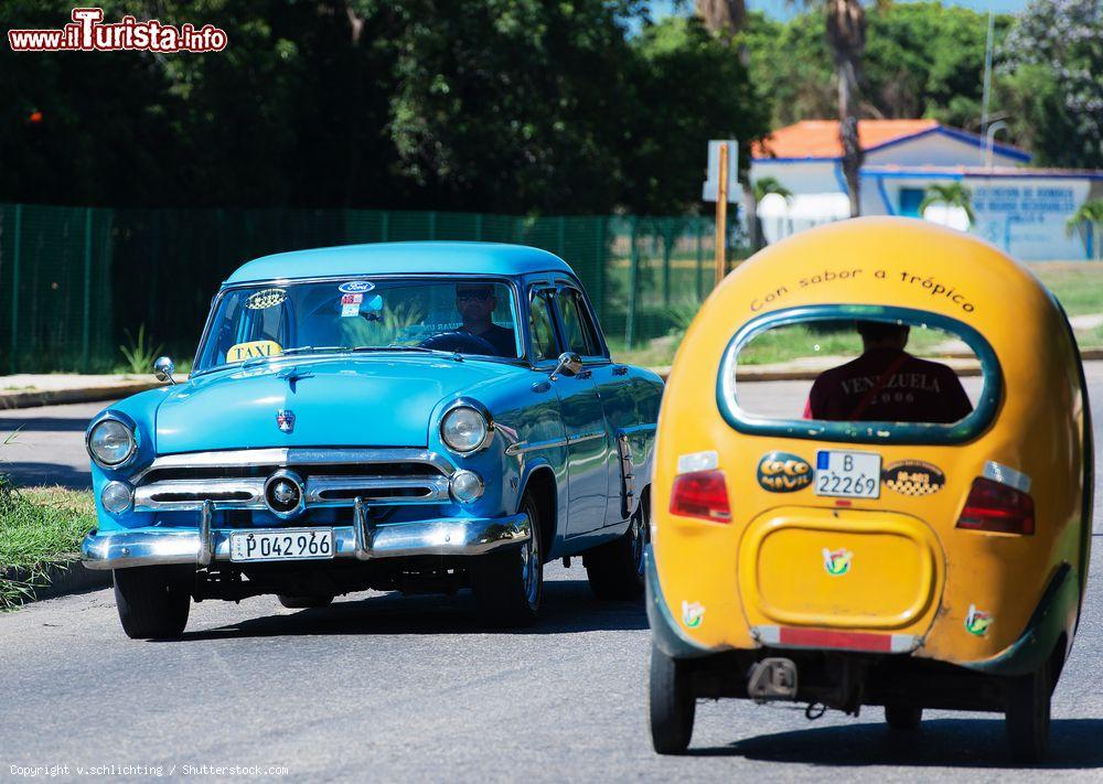 Immagine Cuba, Varadero: un'auto americana degli anni '50 adibita a taxi e un cocotaxi, un mezzo di trasporto turistico tipico dell'Avana e della stessa Varadero - © v.schlichting / Shutterstock.com