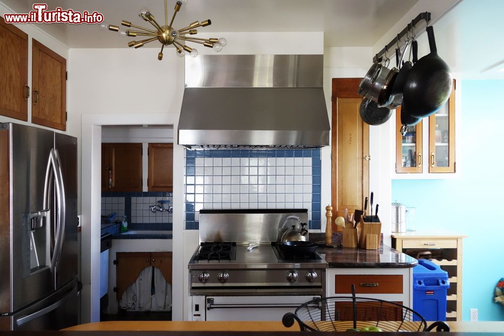 Immagine Cucina fornitissima di una casa in affitto con Airbnb a San Francisco in California (USA).