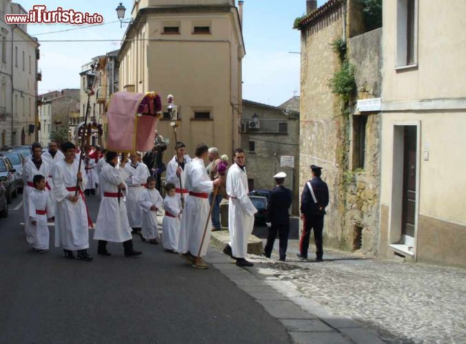 Immagine La Confraternita della Santa Ccroce durante la processione di Pasqua a Cuglieri - Wikipedia