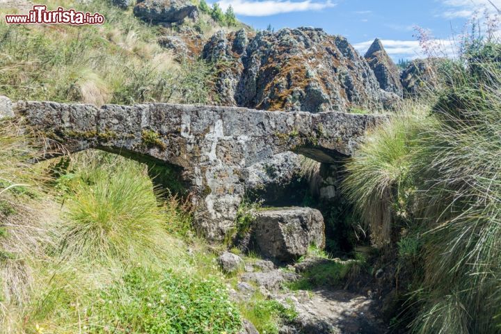 Immagine Cumbe Mayo, acquedotto pre-Inca nei pressi di Cajamarca, Perù. In questo sito archeologico sono state ritrovate le rovine di un acquedotto lungo circa 9 chilometri che raccoglieva le acque dalle sorgenti per portarle sino all'Oceano Pacifico - © Matyas Rehak / Shutterstock.com