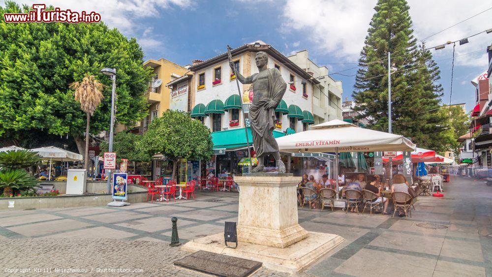 Immagine Cumhuriyet Square con caffé e locali nella città di Antalya, Turchia. In questa piazza sorge anche la statua di Attalo II°, sovrano di Pergamo dal 159 a.C. sino alla morte. Fu amante e patrono delle arti e delle lettere - © Kirill Neiezhmakov / Shutterstock.com