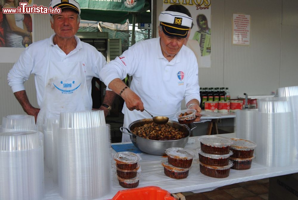 Immagine Cuochi in azione alla Sagra dei Garagoi di Marotta nelle Marche - © turistico.comune.mondolfo.pu.it