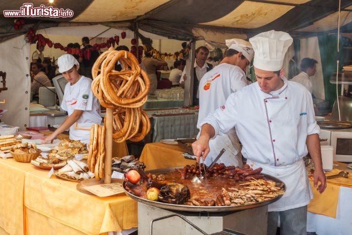 Immagine Cuochi al lavoro durante lo Spancirfest, il grande festival di artisti di strada che si svolge a Varzdin nel mese di agosto tutti gli anni dal 1999 - foto © Deymos.HR