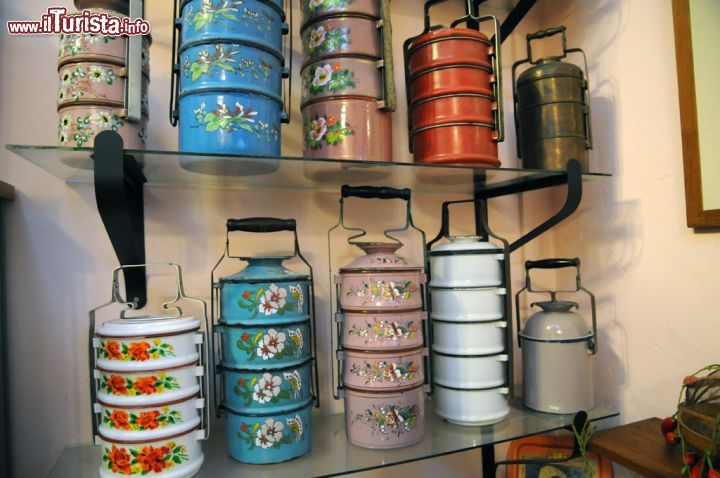 Immagine Cuocivivande di fattura peranakan. Colori pastello con decorazioni floreali per queste belle vaporiere adibite anche a portavivande. Nella cultura di questa etnia la cucina è da sempre il cuore della casa dove trovano spazio utensili di ogni genere, dai mortai alle geletiere artigianali utilizzate sin dai secoli scorsi - © Sonja Vietto Ramus