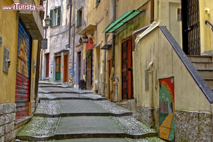 Immagine Le pittoresce stradine della Pigna, la città vecchia di Sanremo - "La Pigna" è il curioso nome con cui viene abitualmente chiamato il centro storico di Sanremo, un pittoresco susseguirsi di scalinate, cortiletti e fontane. Un caleidoscopio di colori e architetture medievali che rendono questo centro storico, uno dei più belli e caratteristici della Liguria.- © Joana Kruse / Shutterstock.com