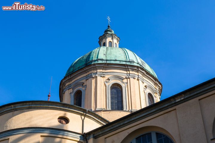 Immagine Cupola della basilica di Weingarten nei pressi di Ravensburg, Germania - Particolare della cupola verde smaltata che sormonta l'edificio religioso a cui nel 1094, Judith von Flandern, seconda moglie di Guelfo IV° e duchessa guelfa, regalò la reliquia del Santo Sangue. Da allora si è sviluppata nel corso dei secoli una caratteristica forma di adorazione, la sontuosa processione dei cavalieri ancora oggi in vita © msgrafixx / Shutterstock.com