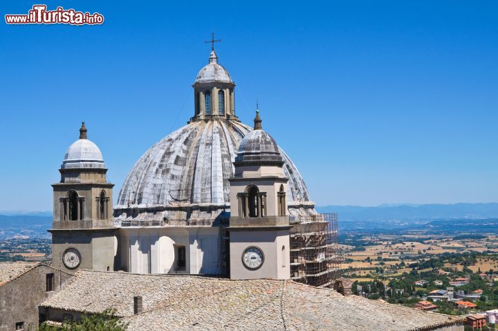 Immagine Cupola della cattedrale di Santa Margherita a Montefiascone, Lazio. Dopo l'incendio del 1670, la ricostruzione della chiesa avvenne su ordine del vescovo Albertoni Altieri: l'edificio venne edificato più maestoso e sontuoso di prima, sormontato da una bella cupola divenuta il simbolo della città - © Mi.Ti. / Shutterstock.com