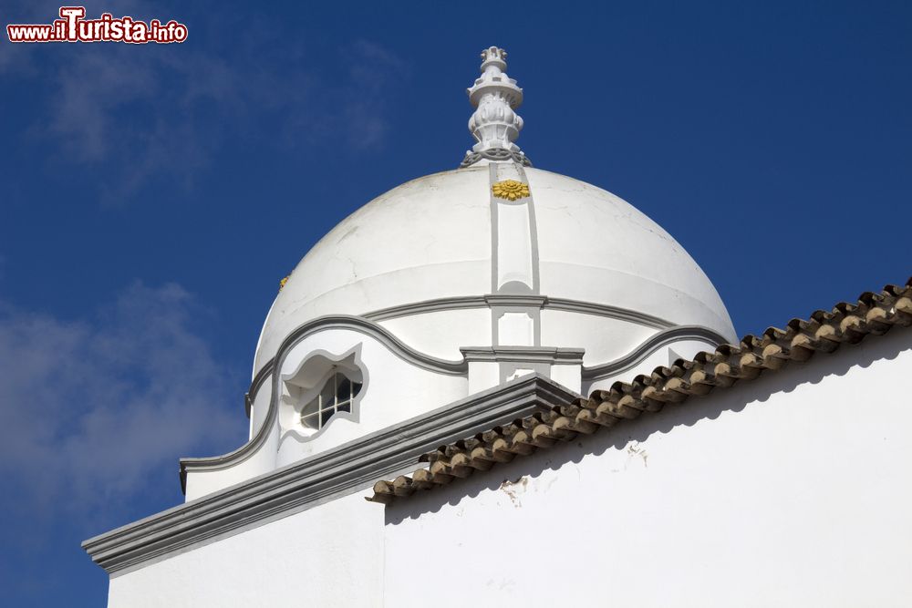 Immagine La cupola della chiesa di Nossa Senhora da Soledade a Olhao, Algarve, Portogallo.