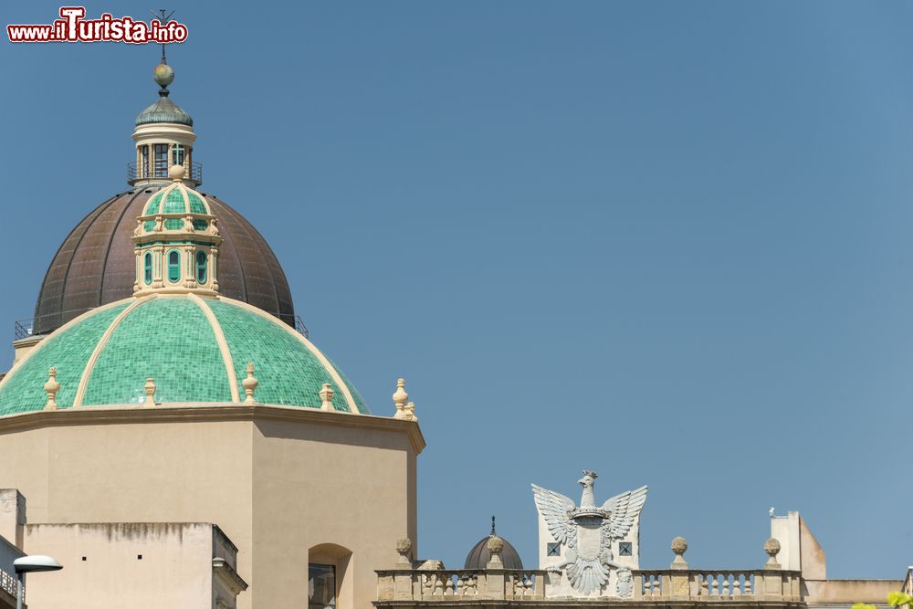 Immagine Cupola in maiolica verde smaltata in una chiesa di Marsala, Sicilia. 