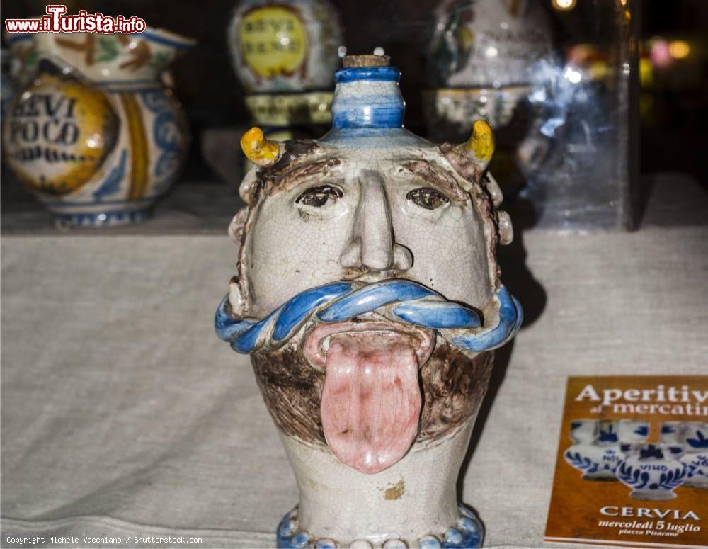 Immagine Curiosando, il mercatino delle Pulci nel centro di Cervia in Romagna - © Michele Vacchiano / Shutterstock.com