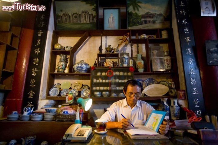 Immagine Custode al lavoro nel tempio di Quan Cong: è uno dei luoghi storici più importanti di Hoi An, in Vietnam - © Peter Stuckings / Shutterstock.com