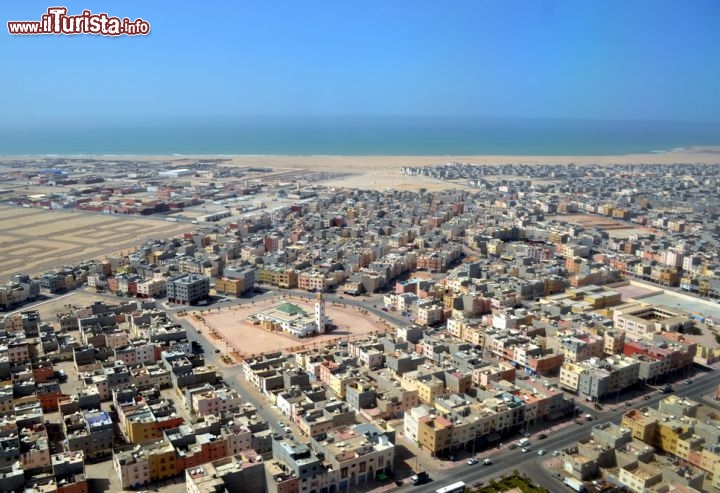 Immagine Dakhla: veduta dal finestrino dell'aereo pochi attimi prima dell'atterraggio. La città sorge una stretta penisola che dal Sahara si protende nell'Oceano Atlantico.